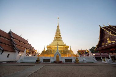 Tayland, Nan: 14 Kasım 2024 - Kuzey Tayland 'da Nan şehrindeki Chae Haeng şehrindeki Wat Phra' da Chedi.