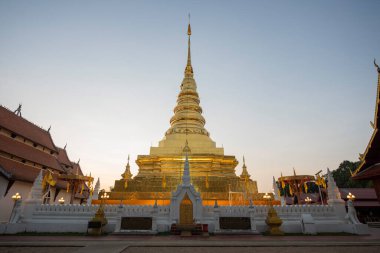 Tayland, Nan: 14 Kasım 2024 - Kuzey Tayland 'da Nan şehrindeki Chae Haeng şehrindeki Wat Phra' da Chedi.