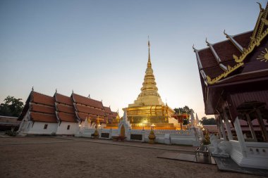 Tayland, Nan: 14 Kasım 2024 - Kuzey Tayland 'da Nan şehrindeki Chae Haeng şehrindeki Wat Phra' da Chedi.