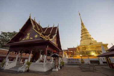 Tayland, Nan: 14 Kasım 2024 - Kuzey Tayland 'da Nan şehrindeki Chae Haeng şehrindeki Wat Phra' da Chedi.