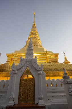 Tayland, Nan: 14 Kasım 2024 - Kuzey Tayland 'da Nan şehrindeki Chae Haeng şehrindeki Wat Phra' da Chedi.