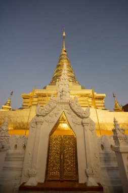 Tayland, Nan: 14 Kasım 2024 - Kuzey Tayland 'da Nan şehrindeki Chae Haeng şehrindeki Wat Phra' da Chedi.