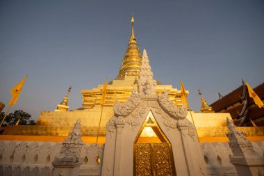 Tayland, Nan: 14 Kasım 2024 - Kuzey Tayland 'da Nan şehrindeki Chae Haeng şehrindeki Wat Phra' da Chedi.