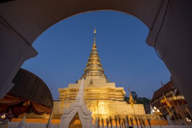 Tayland, Nan: 14 Kasım 2024 - Kuzey Tayland 'da Nan şehrindeki Chae Haeng şehrindeki Wat Phra' da Chedi.