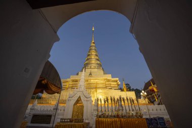 Tayland, Nan: 14 Kasım 2024 - Kuzey Tayland 'da Nan şehrindeki Chae Haeng şehrindeki Wat Phra' da Chedi.