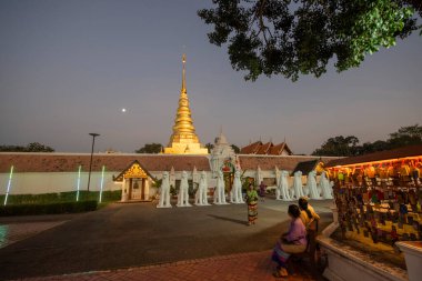Tayland, Nan: 14 Kasım 2024 - Kuzey Tayland 'da Nan şehrindeki Chae Haeng şehrindeki Wat Phra' da Chedi.