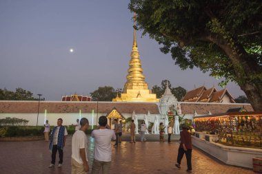 Tayland, Nan: 14 Kasım 2024 - Kuzey Tayland 'da Nan şehrindeki Chae Haeng şehrindeki Wat Phra' da Chedi.
