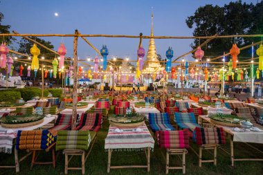 Tayland, Nan: 14 Kasım 2024 - Wat Phra 'da Loy Krathong Chae Haeng Kuzey Tayland' da Nan şehrinde.  