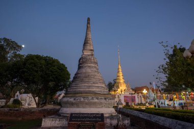 Tayland, Nan: 14 Kasım 2024 - Kuzey Tayland 'da Nan şehrindeki Chae Haeng şehrindeki Wat Phra' da Chedi.