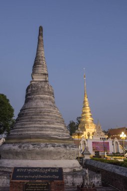 Tayland, Nan: 14 Kasım 2024 - Kuzey Tayland 'da Nan şehrindeki Chae Haeng şehrindeki Wat Phra' da Chedi.