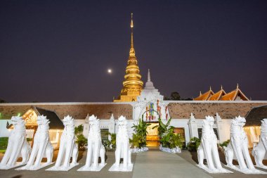 Tayland, Nan: 14 Kasım 2024 - Kuzey Tayland 'da Nan şehrindeki Chae Haeng şehrindeki Wat Phra' da Chedi.
