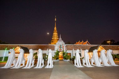 Tayland, Nan: 14 Kasım 2024 - Kuzey Tayland 'da Nan şehrindeki Chae Haeng şehrindeki Wat Phra' da Chedi.