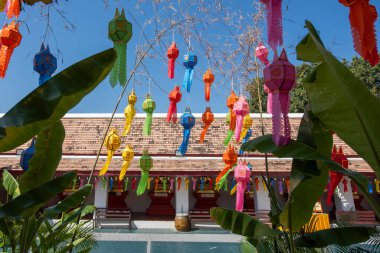 Tayland, Nan: 15 Kasım 2024 - Kuzey Tayland 'ın Nan şehrindeki Chae Haeng şehrinde Wat Phra' da Chedi.  