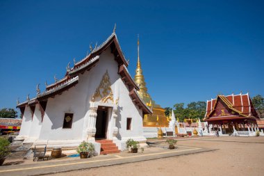 Tayland, Nan: 15 Kasım 2024 - Kuzey Tayland 'ın Nan şehrindeki Chae Haeng şehrinde Wat Phra' da Chedi.  