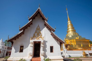 Tayland, Nan: 15 Kasım 2024 - Kuzey Tayland 'ın Nan şehrindeki Chae Haeng şehrinde Wat Phra' da Chedi.  