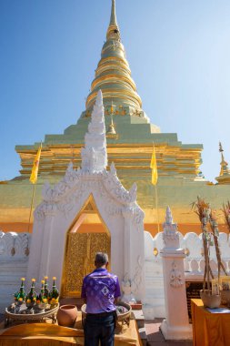 Tayland, Nan: 15 Kasım 2024 - Kuzey Tayland 'ın Nan şehrindeki Chae Haeng şehrinde Wat Phra' da Chedi.  