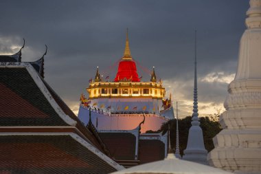 Tayland, Bangkok - 8 Kasım 2024: Tayland 'da Banglamphu' daki Wat Saket Festivali Fuarı 'nda Altın Dağ' da tören.