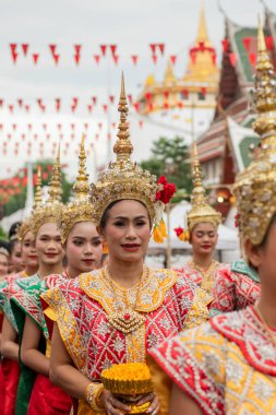 Tayland, Bangkok - 8 Kasım 2024: Tayland 'daki Wat Saket Festivali Fuarında Geleneksel Tayland Kadınları.