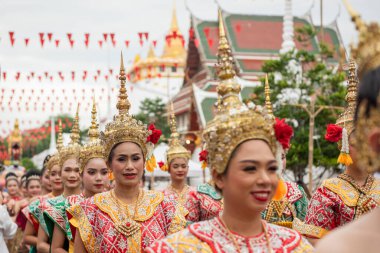 Tayland, Bangkok - 8 Kasım 2024: Tayland 'daki Wat Saket Festivali Fuarında Geleneksel Tayland Kadınları.