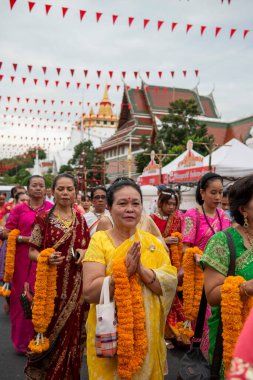 Tayland, Bangkok - 8 Kasım 2024: Tayland 'daki Wat Saket Festivali Fuarında Geleneksel Tayland Kadınları.
