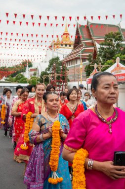 Tayland, Bangkok - 8 Kasım 2024: Tayland 'daki Wat Saket Festivali Fuarında Geleneksel Tayland Kadınları.