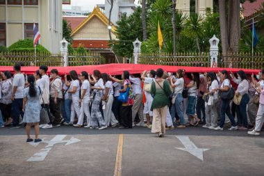 Tayland, Bangkok - 8 Kasım 2024: Tayland 'da Bangkok' taki Wat Saket Festivali 'nde Altın Dağ' a gidiş seremonisi.