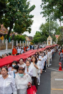Tayland, Bangkok - 8 Kasım 2024: Tayland 'da Bangkok' taki Wat Saket Festivali 'nde Altın Dağ' a gidiş seremonisi.