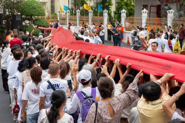 Tayland, Bangkok - 8 Kasım 2024: Tayland 'da Bangkok' taki Wat Saket Festivali 'nde Altın Dağ' a gidiş seremonisi.