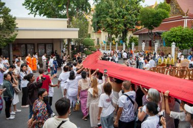 Tayland, Bangkok - 8 Kasım 2024: Tayland 'da Bangkok' taki Wat Saket Festivali 'nde Altın Dağ' a gidiş seremonisi.