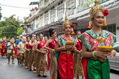 Tayland, Bangkok - 8 Kasım 2024: Tayland 'daki Wat Saket Festivali Fuarında Geleneksel Tayland Kadınları.