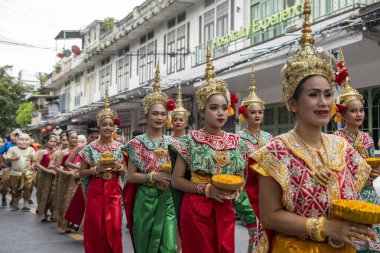 Tayland, Bangkok - 8 Kasım 2024: Tayland 'daki Wat Saket Festivali Fuarında Geleneksel Tayland Kadınları.