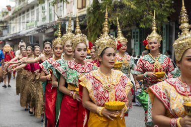 Tayland, Bangkok - 8 Kasım 2024: Tayland 'daki Wat Saket Festivali Fuarında Geleneksel Tayland Kadınları.