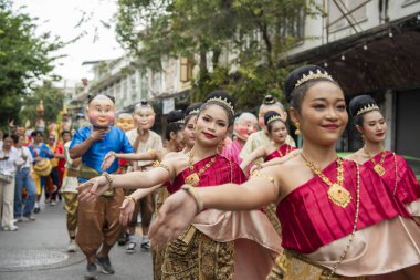 Tayland, Bangkok - 8 Kasım 2024: Tayland 'daki Wat Saket Festivali Fuarında Geleneksel Tayland Kadınları.