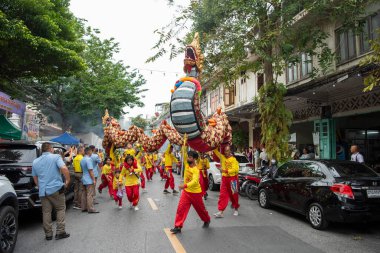Tayland, Bangkok - 8 Kasım 2024: Bangkok, Tayland 'daki Wat Saket Festivali' nde Altın Dağ Açılış Töreni.