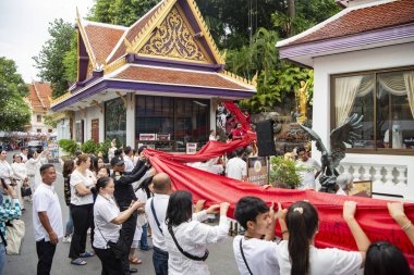 Tayland, Bangkok - 8 Kasım 2024: Tayland 'da Bangkok' taki Wat Saket Festivali 'nde Altın Dağ' a gidiş seremonisi.