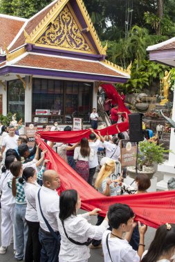 Tayland, Bangkok - 8 Kasım 2024: Tayland 'da Bangkok' taki Wat Saket Festivali 'nde Altın Dağ' a gidiş seremonisi.
