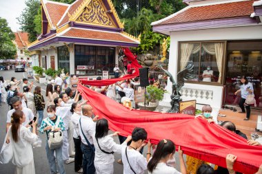 Tayland, Bangkok - 8 Kasım 2024: Tayland 'da Bangkok' taki Wat Saket Festivali 'nde Altın Dağ' a gidiş seremonisi.