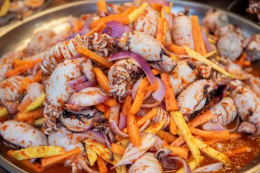 Tayland, Bangkok 'taki Wat Saket Festivali' nde 8 Kasım 2024 'te Tayland, Bangkok' taki Tayland Gıda Pazarı 'nda deniz ürünleri..