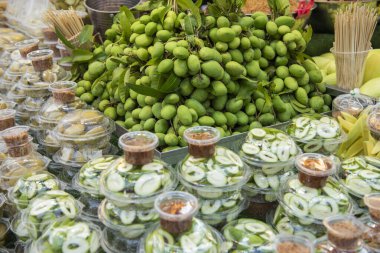 Bangkok, Tayland 'daki Wat Saket Festivali' ndeki Tayland Gıda Marketinde Yeşil Mangolar 8 Kasım 2024.