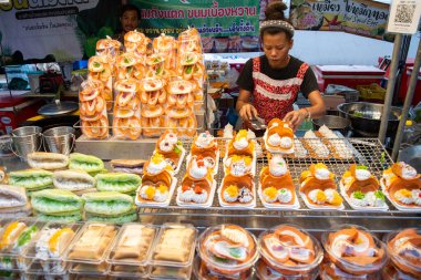 Tayland Tatlıları 8 Kasım 2024 'te Bangkok, Tayland' daki Wat Saket Festivali Fuarı 'nda Tayland Gıda Pazarı..