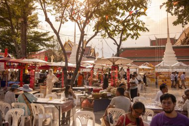   Tayland, Bangkok - 8 Kasım 2024: Tayland Gıda Pazarı Bangkok, Tayland 'daki Wat Saket Festivali Fuarı.