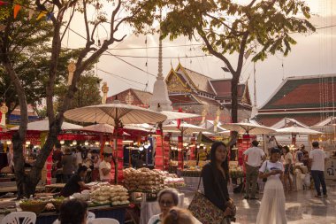   Tayland, Bangkok - 8 Kasım 2024: Tayland Gıda Pazarı Bangkok, Tayland 'daki Wat Saket Festivali Fuarı.