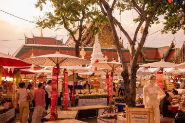   Tayland, Bangkok - 8 Kasım 2024: Tayland Gıda Pazarı Bangkok, Tayland 'daki Wat Saket Festivali Fuarı.