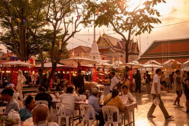   Tayland, Bangkok - 8 Kasım 2024: Tayland Gıda Pazarı Bangkok, Tayland 'daki Wat Saket Festivali Fuarı.