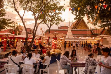   Tayland, Bangkok - 8 Kasım 2024: Tayland Gıda Pazarı Bangkok, Tayland 'daki Wat Saket Festivali Fuarı.