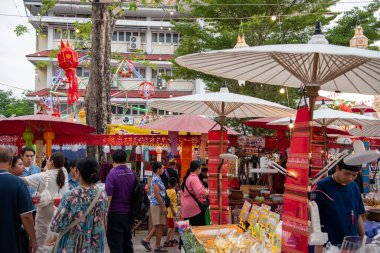   Tayland, Bangkok - 8 Kasım 2024: Tayland Gıda Pazarı Bangkok, Tayland 'daki Wat Saket Festivali Fuarı.