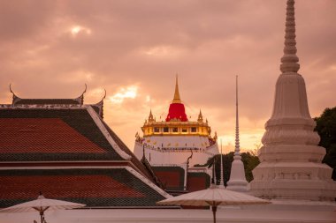 Tayland, Bangkok - 8 Kasım 2024: Tayland 'da Banglamphu' daki Wat Saket Festivali Fuarı 'nda Altın Dağ' da tören.