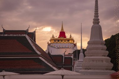 Tayland, Bangkok - 8 Kasım 2024: Tayland 'da Banglamphu' daki Wat Saket Festivali Fuarı 'nda Altın Dağ' da tören.