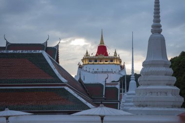 Tayland, Bangkok - 8 Kasım 2024: Tayland 'da Banglamphu' daki Wat Saket Festivali Fuarı 'nda Altın Dağ' da tören.