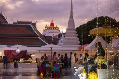 Tayland, Bangkok - 8 Kasım 2024: Tayland 'da Banglamphu' daki Wat Saket Festivali Fuarı 'nda Altın Dağ' da tören.